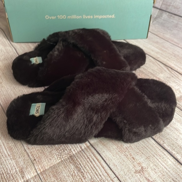 NWT TOMS - Picture 2 of 3